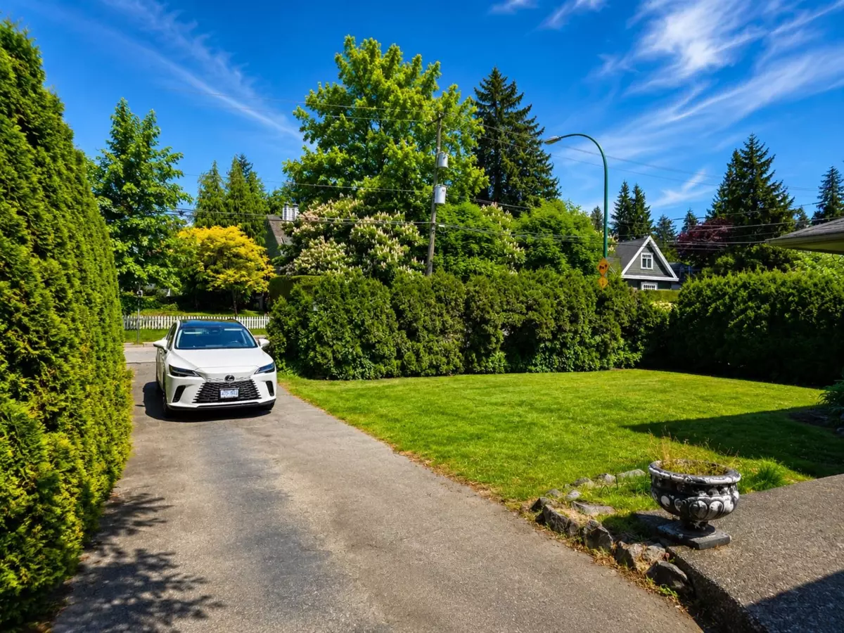 Family Room Photo of 810 Rochester Avenue, Coquitlam, BC