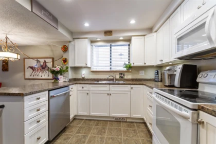 Kitchen Island Photo of 1391 Oriole Avenue, Port Coquitlam, BC