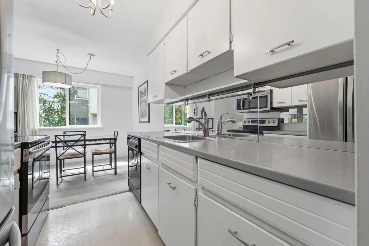 Family Room Photo of 104 1355 Fir Street, White Rock, BC