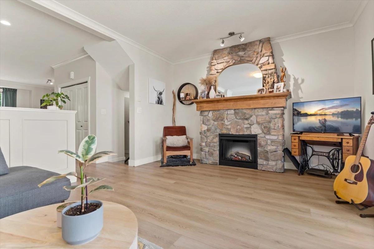 Living Room Photo of 16 5837 Sappers Way, Chilliwack, BC