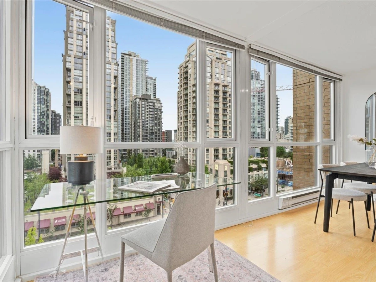 Dining Area Photo of 708 1188 Richards Street, Vancouver, BC