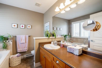 Basement Recreation Room Photo of 16581 60 Avenue, Surrey, BC