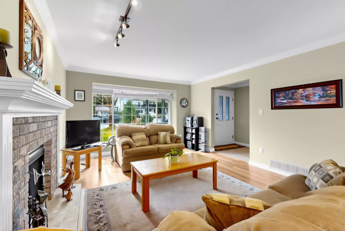 Living Room Photo of 15929 88a Avenue, Surrey, BC