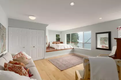 Entry Foyer Photo of 1483 Webb Road, Bowen Island, BC