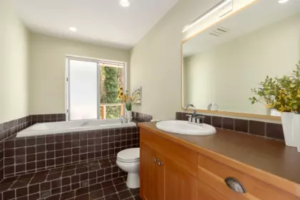 Mudroom Photo of 1483 Webb Road, Bowen Island, BC