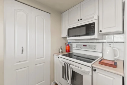 Walk-In Closet Photo of 602 567 Lonsdale Avenue, North Vancouver, BC