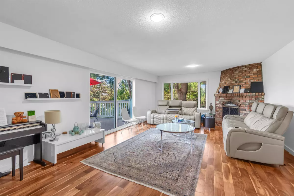 Living Room Photo of 670 St. Andrews Road, West Vancouver, BC