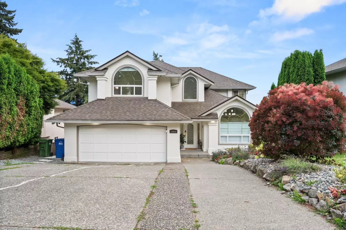 Living Room Photo of 35682 Timberlane Drive, Abbotsford, BC