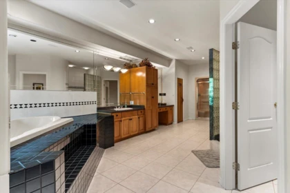 Garage Interior Photo of 21313 Lakeview Crescent, Hope, BC