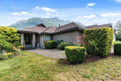 21313 Lakeview Crescent, Hope, BC, Hope — Single Family Residence for sale