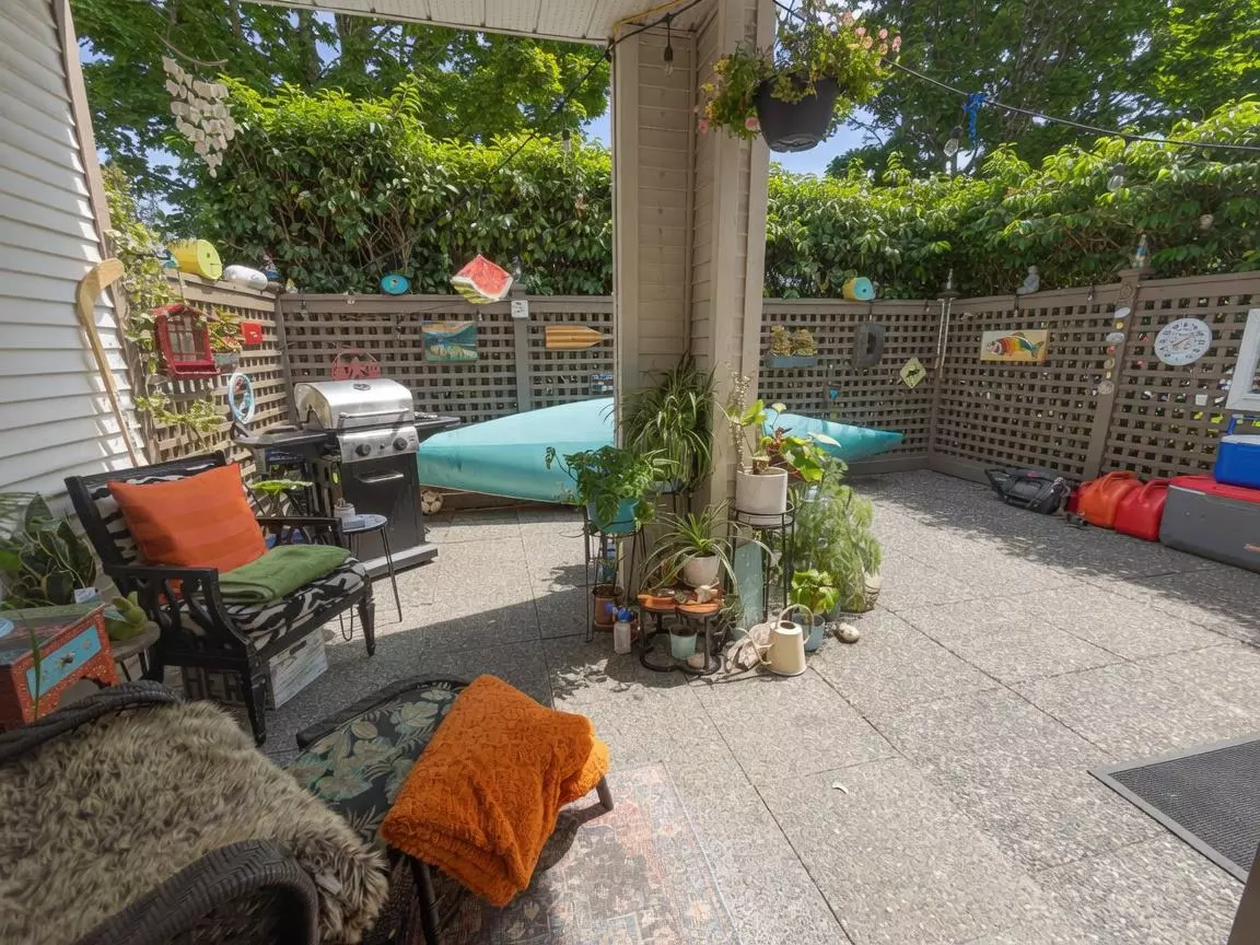Family Room Photo of 104 15991 Thrift Avenue, White Rock, BC