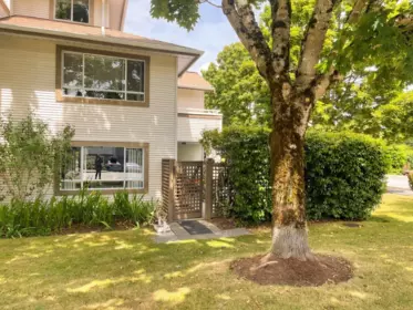 104 15991 Thrift Avenue, White Rock, BC, White Rock — Apartment/Condo for sale