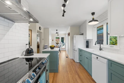 Kitchen Island Photo of 6577 Marine Drive, West Vancouver, BC