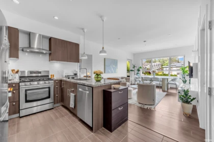 401 5688 Hastings Street, Burnaby, BC, Burnaby — Apartment/Condo for sale