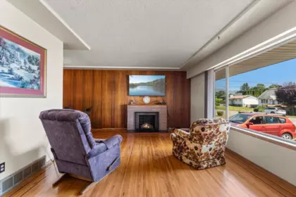 Kitchen Island Photo of 9481 Woodbine Street, Chilliwack, BC
