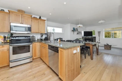 Kitchen Photo of 3 728 Gibsons Way, Gibsons, BC