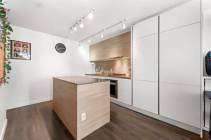 Kitchen Island Photo of 1906 988 Quayside Drive, New Westminster, BC