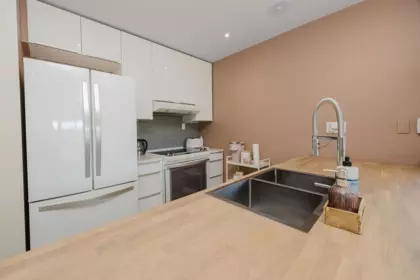 Kitchen Island Photo of 1 622 Farnham Road, Gibsons, BC