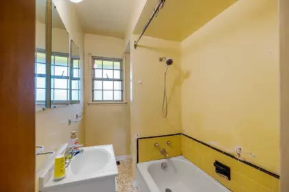 Hot Tub / Spa Photo of 7544 Main Street, Vancouver, BC