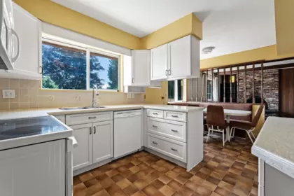Kitchen Island Photo of 525 E Braemar Road, North Vancouver, BC