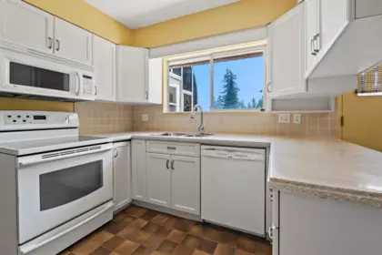 Kitchen Photo of 525 E Braemar Road, North Vancouver, BC