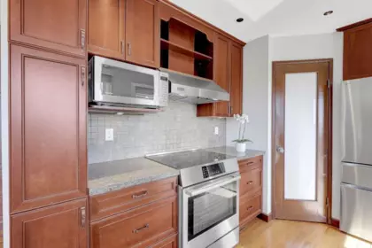 Kitchen Island Photo of 13242 14a Avenue, Surrey, BC