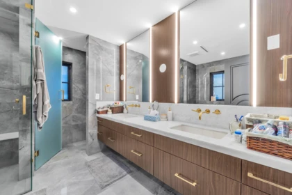 Primary Bathroom Photo of 1443 W 57th Avenue, Vancouver, BC