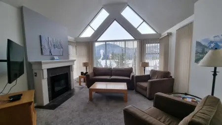 407 4910 Spearhead Place, Whistler, BC, Whistler — Apartment/Condo for sale