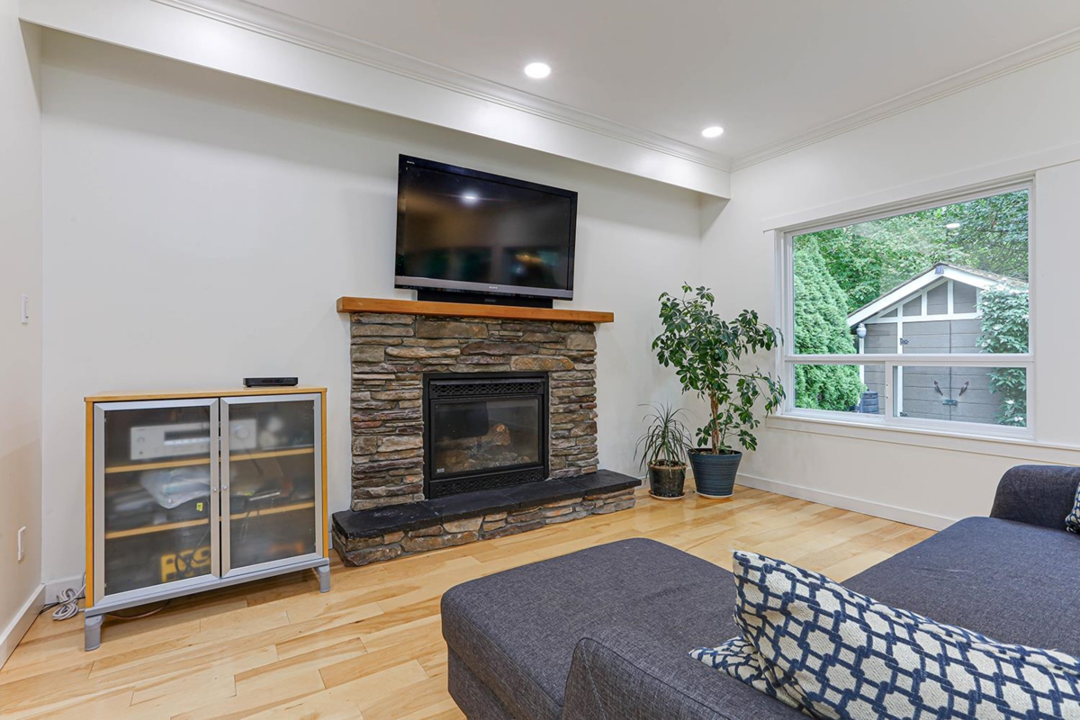Entry Foyer Photo of 5171 45 Avenue, Delta, BC