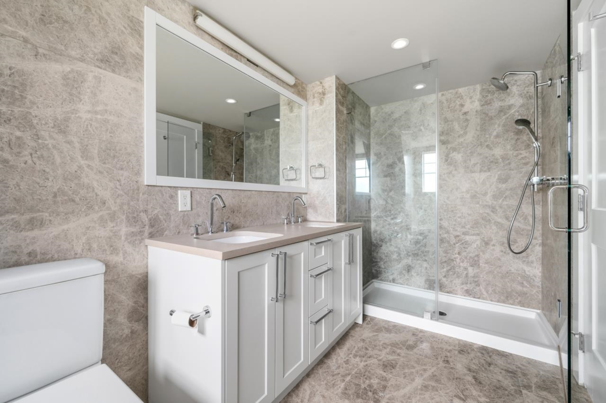 Walk-In Closet Photo of 484 W 59th Avenue, Vancouver, BC