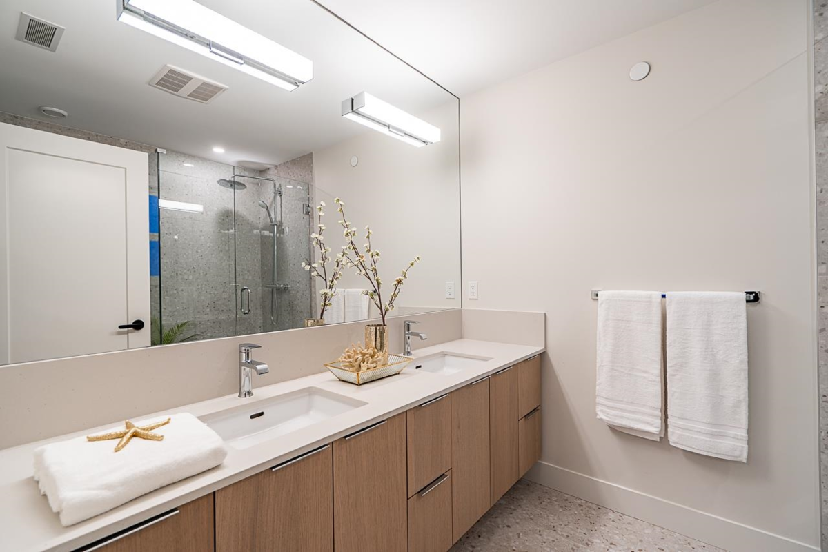 Hallway Photo of 3535 Cambridge Street, Vancouver, BC