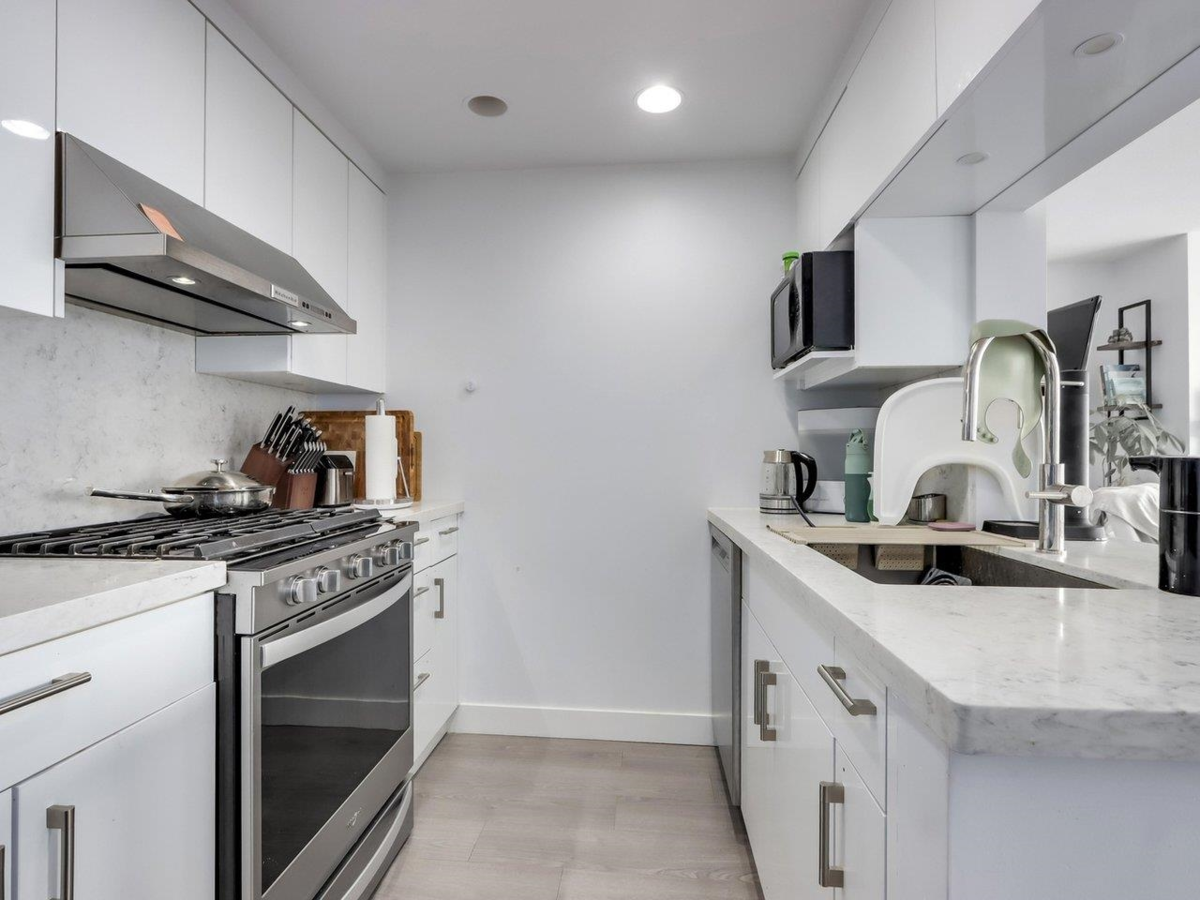 Kitchen Island Photo of 1708 198 Aquarius Mews, Vancouver, BC