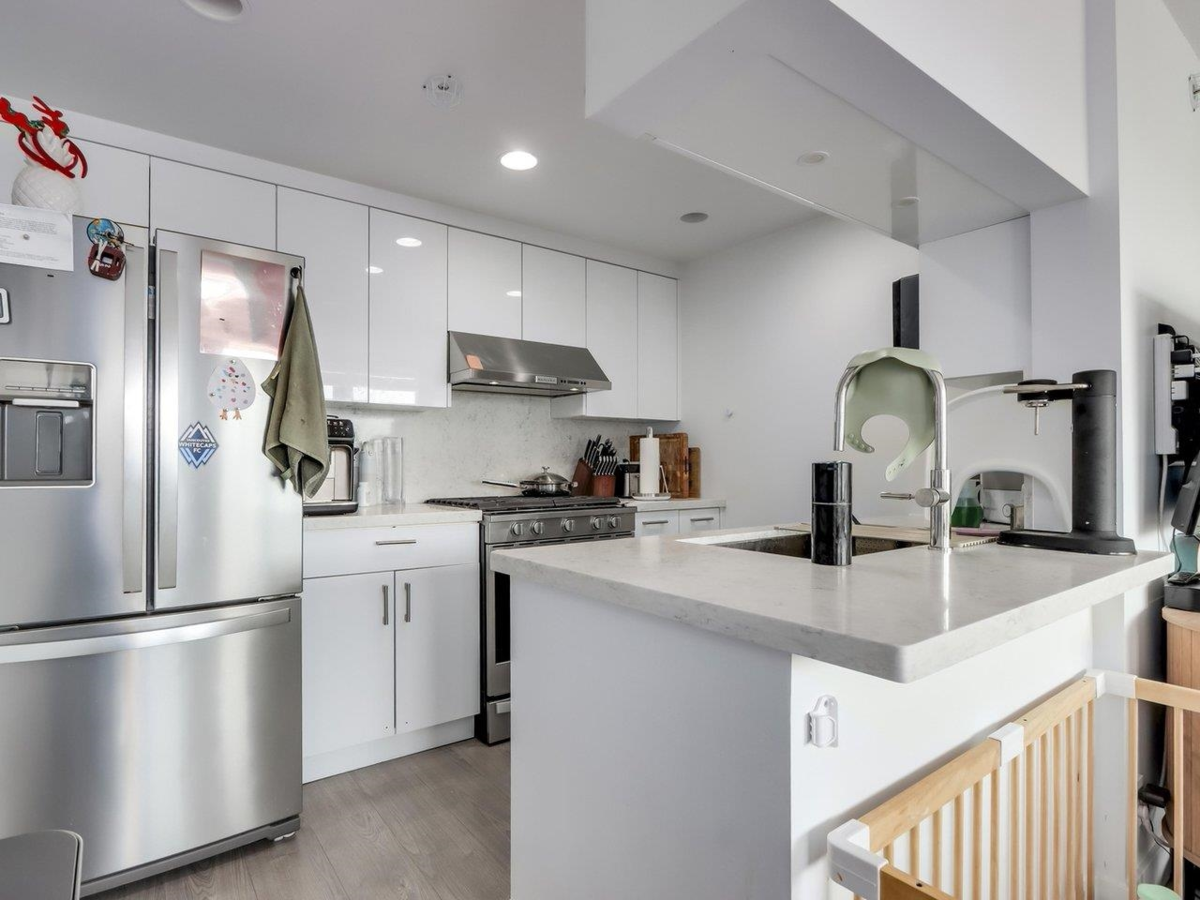 Kitchen Photo of 1708 198 Aquarius Mews, Vancouver, BC