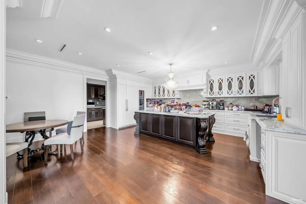 Walk-In Closet Photo of 10651 Granville Avenue, Richmond, BC