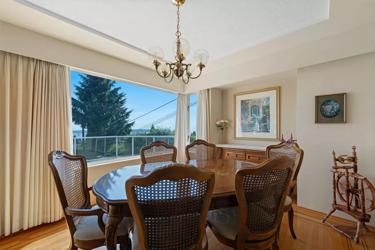 Dining Area Photo of 1775 Queens Avenue, West Vancouver, BC