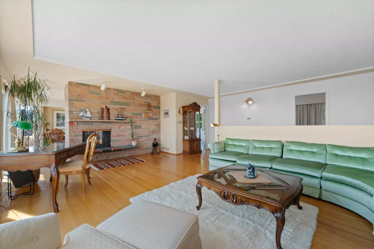 Family Room Photo of 1775 Queens Avenue, West Vancouver, BC