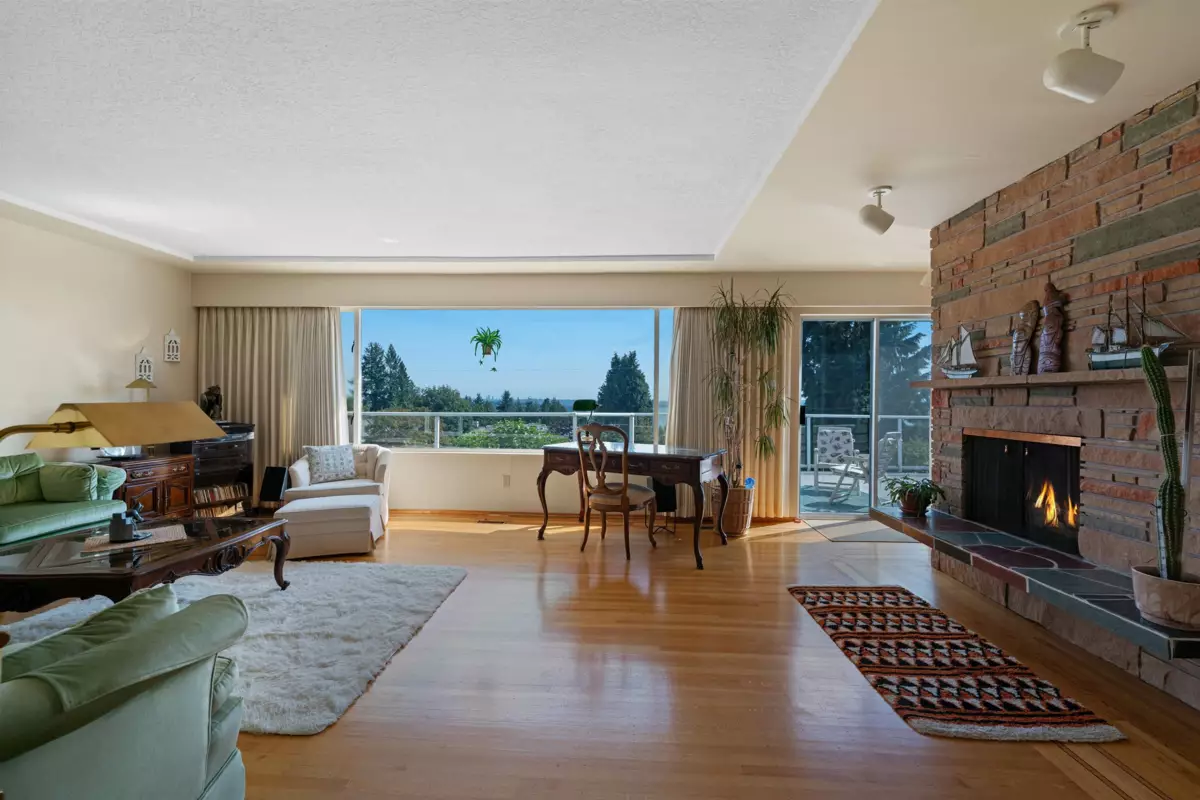 Living Room Photo of 1775 Queens Avenue, West Vancouver, BC