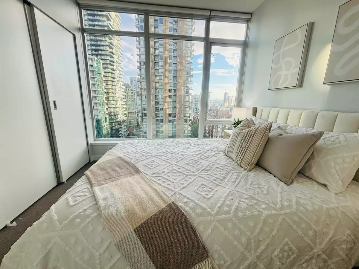 Kitchen Island Photo of 1203 1252 Hornby Street, Vancouver, BC