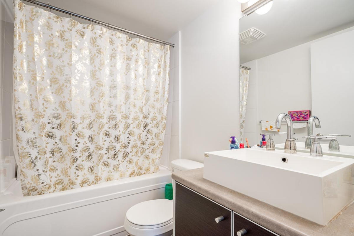 Kitchen Island Photo of 3504 13688 100 Avenue, Surrey, BC