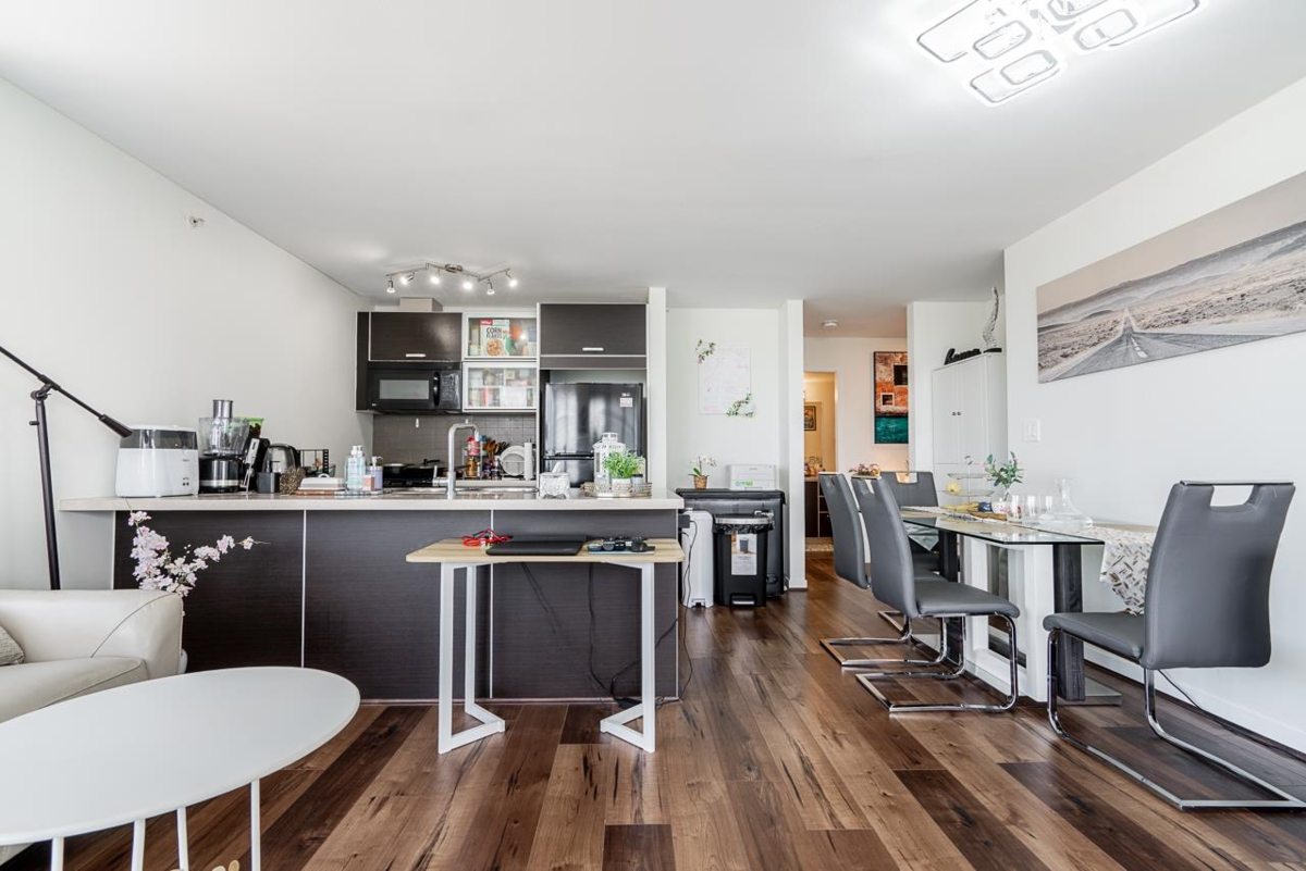 Living Room Photo of 3504 13688 100 Avenue, Surrey, BC