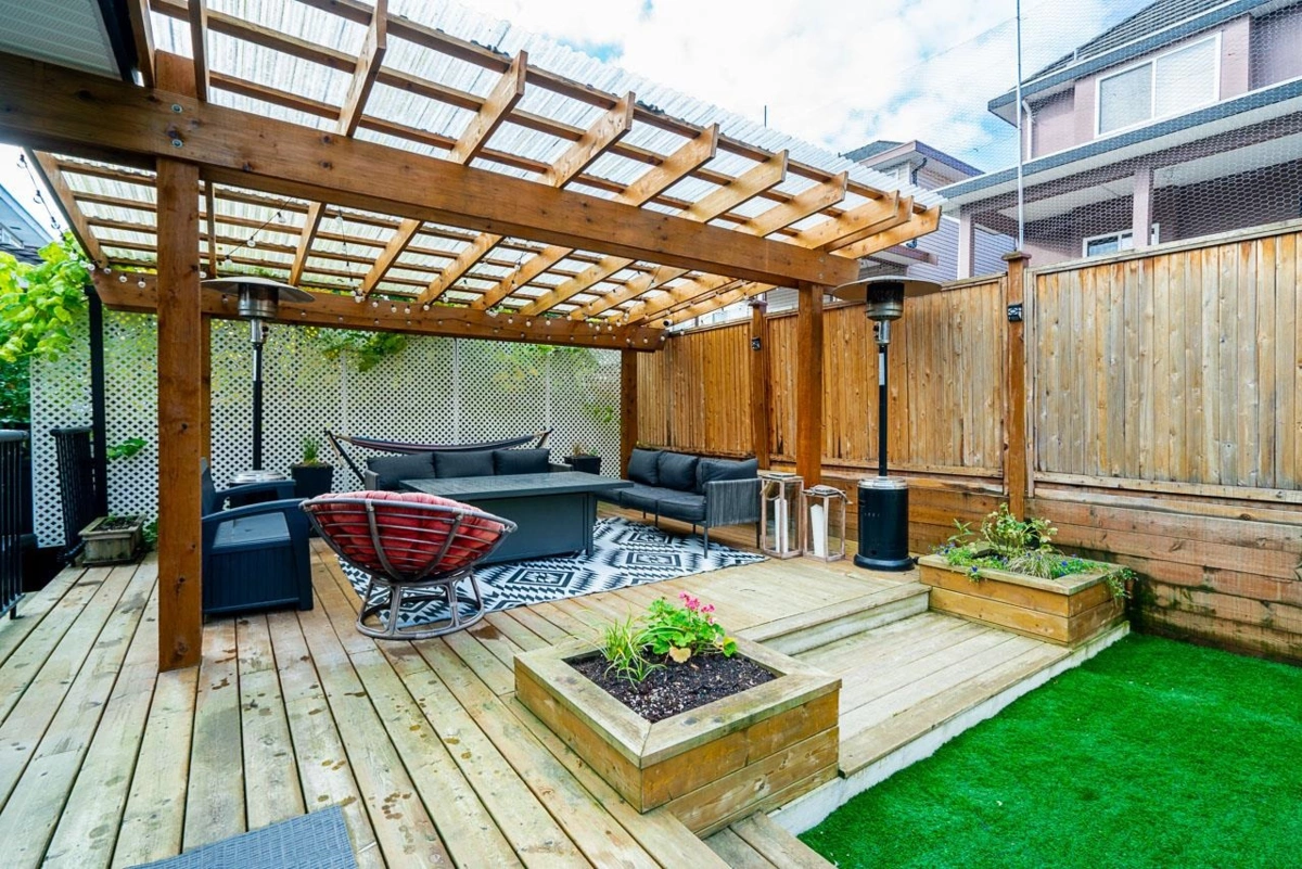Entry Foyer Photo of 7077 149a Street, Surrey, BC