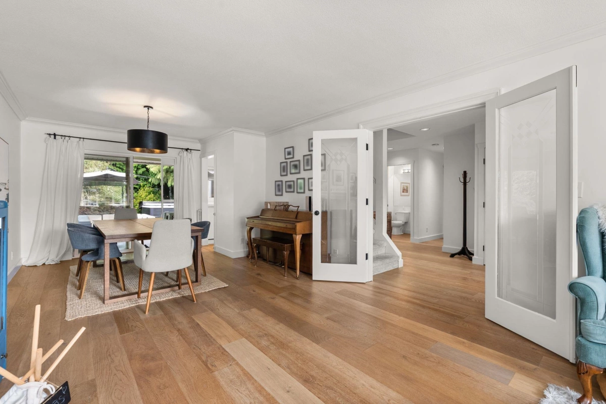 Kitchen Island Photo of 6185 170a Street, Surrey, BC