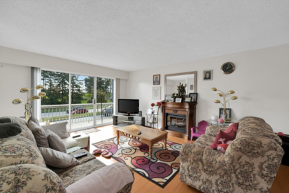 Entry Foyer Photo of 1457 SE Marine Drive, Vancouver, BC
