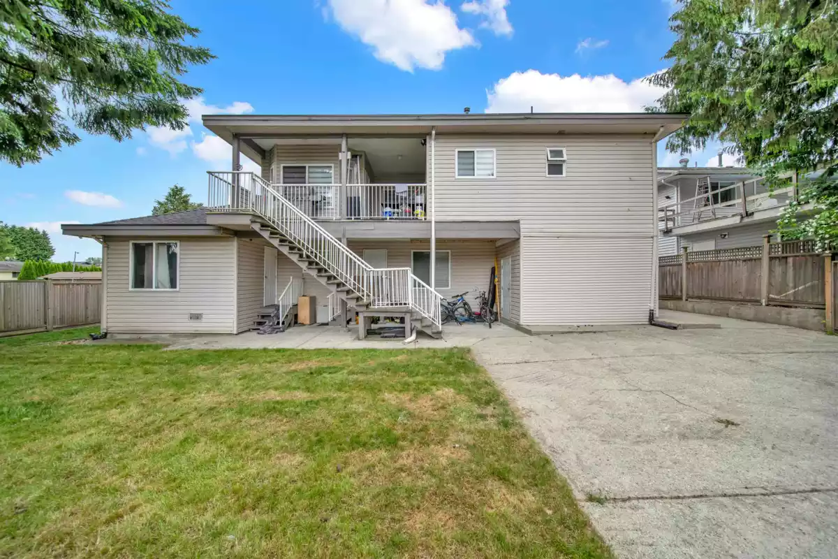 Swimming Pool Photo of 12462 93a Avenue, Surrey, BC