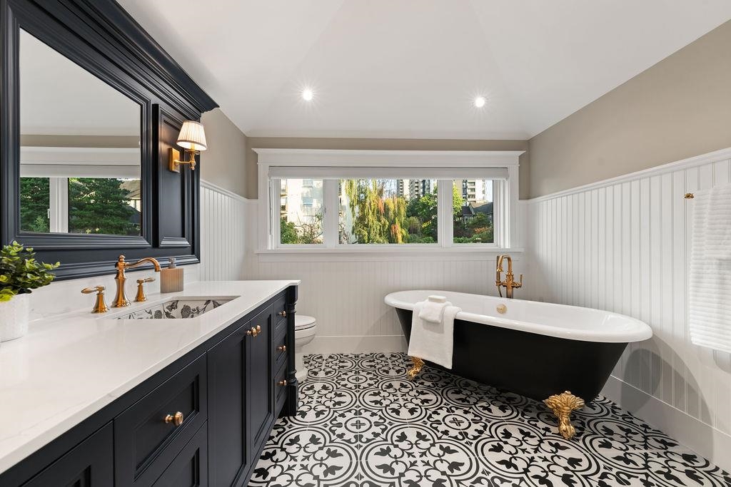 Staircase Photo of 993 Broughton Street, Vancouver, BC