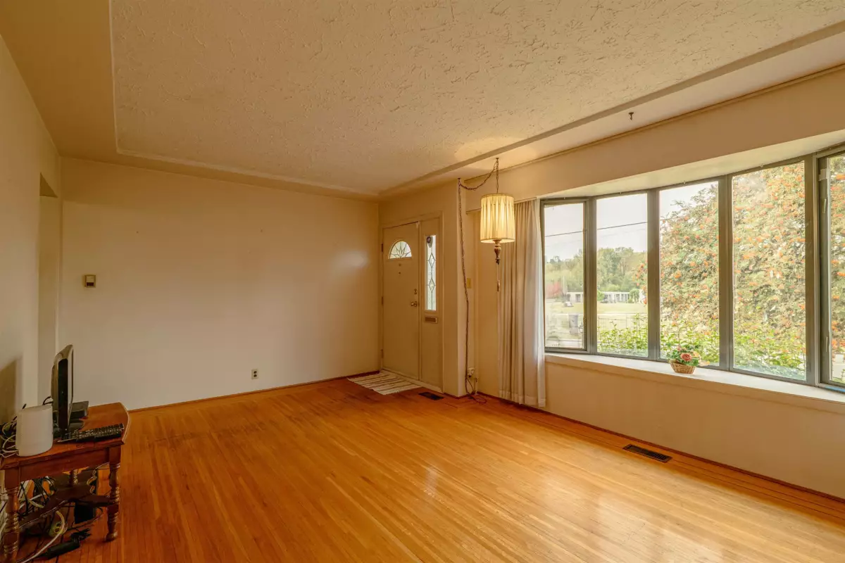 Kitchen Photo of 4638 Royal Oak Avenue, Burnaby, BC