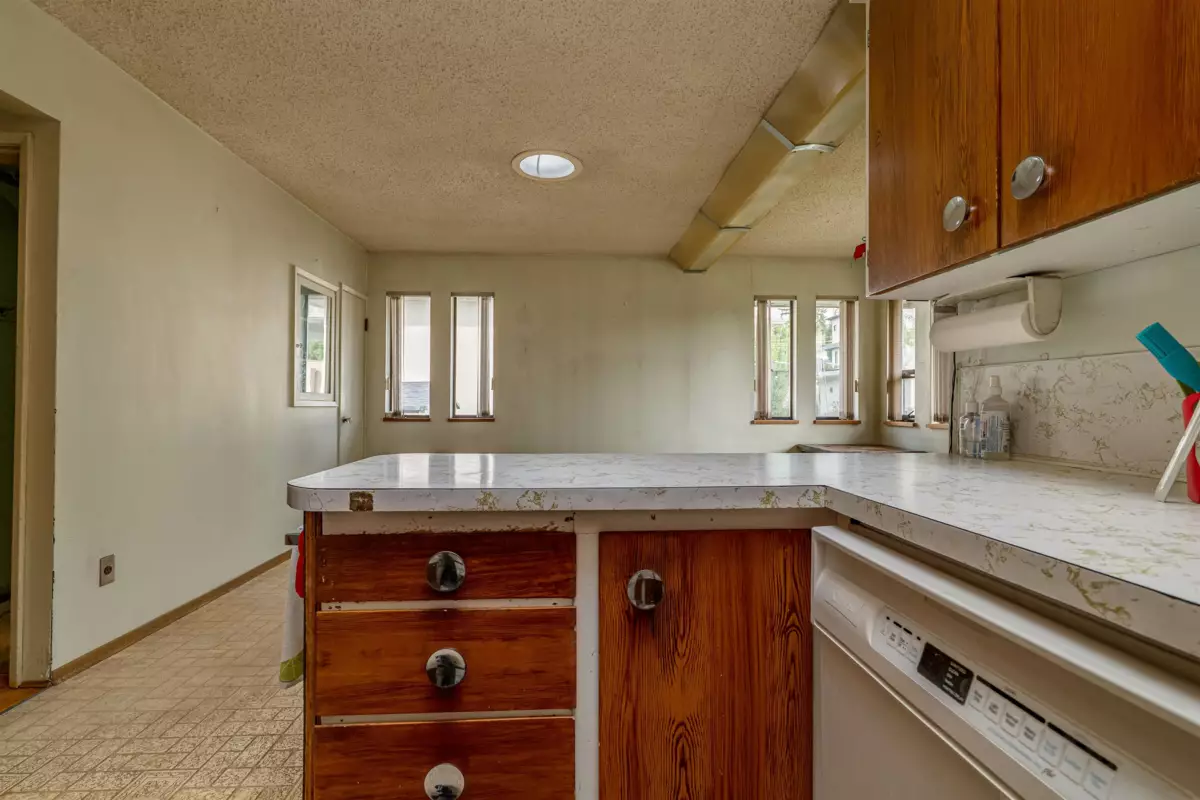 Walk-In Closet Photo of 4638 Royal Oak Avenue, Burnaby, BC