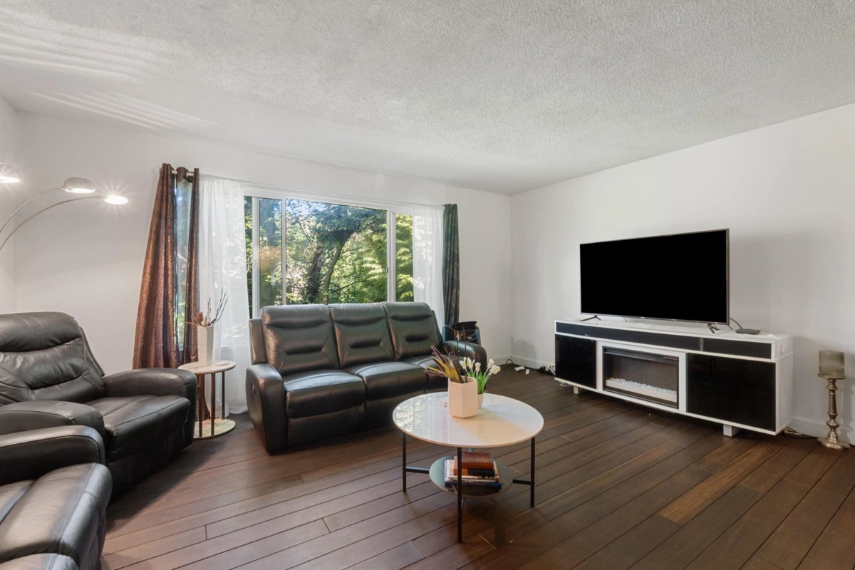 Breakfast Nook Photo of 2082 Springer Avenue, Burnaby, BC