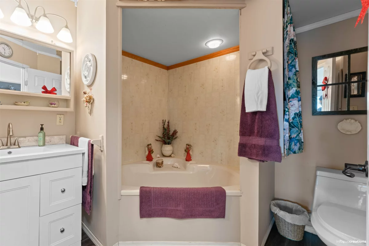 Kitchen Island Photo of 17307 58 Avenue, Surrey, BC