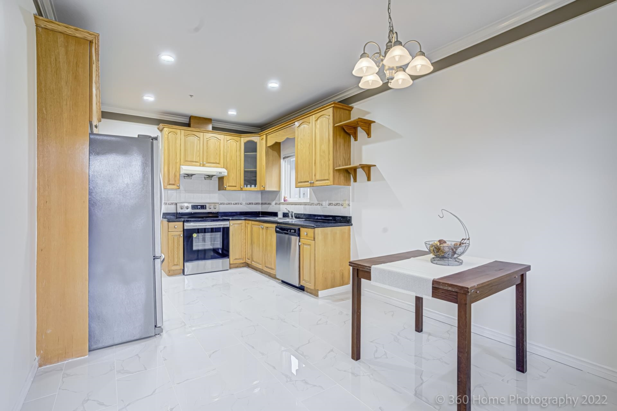 Kitchen Photo of 2529 Franklin Street, Vancouver, BC